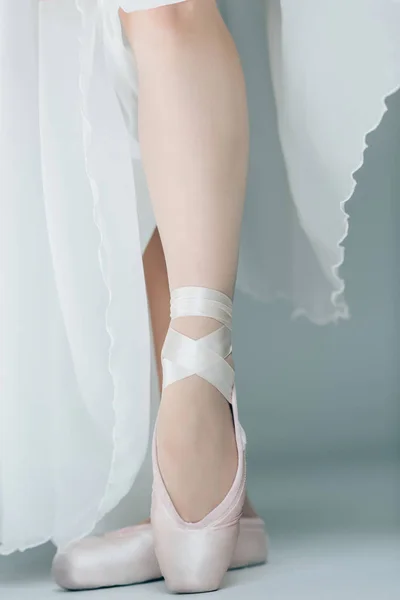 Vue recadrée des pieds dans les chaussures de ballet — Photo de stock