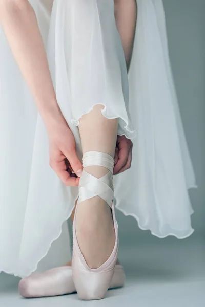Tiefschnitt-Ansicht der Füße in Ballettschuhen — Stockfoto