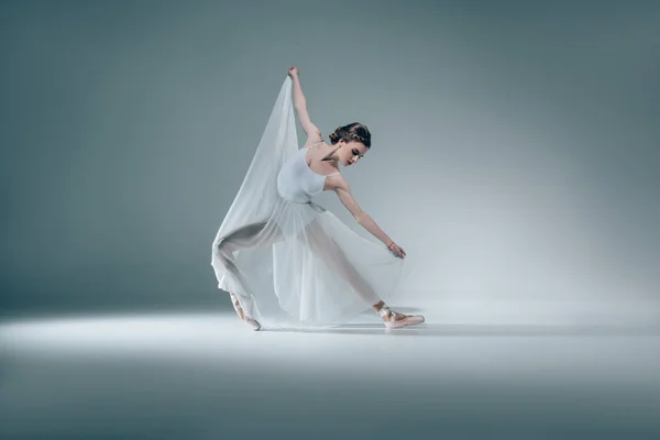 Elegante schöne Ballerina tanzt im weißen Kleid — Stockfoto