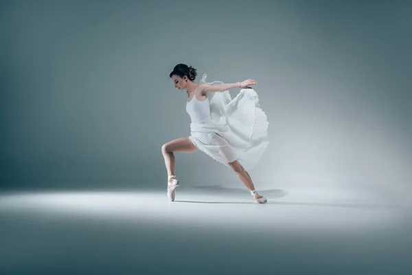 Elegante Ballerina tanzt im weißen Kleid — Stockfoto