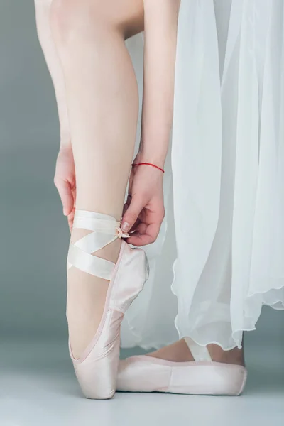 Низкий вид на ступни танцовщицы в балетной обуви — стоковое фото
