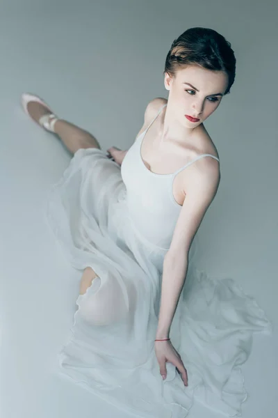 Attraktive Ballerina in weißem Kleid und Ballettschuhen — Stockfoto