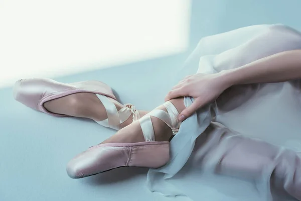 Vista recortada de la elegante bailarina en vestido blanco y zapatos de ballet - foto de stock