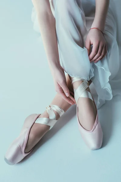 Vista de sección baja de la elegante bailarina en vestido blanco y zapatos de ballet - foto de stock