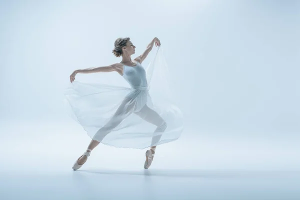 Elegante bailarina en vestido blanco bailando en estudio, aislada en blanco - foto de stock