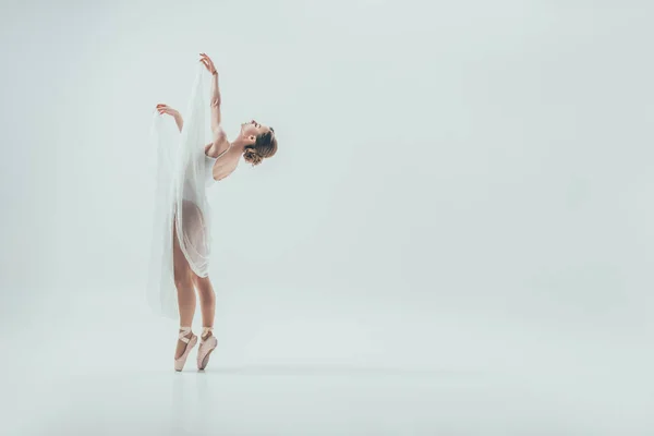 Belle ballerine élégante dansant en studio, isolée sur blanc — Photo de stock