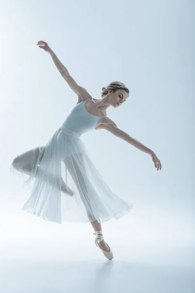 Элегантный балетный танцор в белом платье, изолированный на белом — стоковое фото