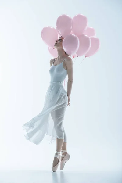 Zarte Balletttänzerin im weißen Kleid mit rosa Luftballons, isoliert auf weiß — Stockfoto