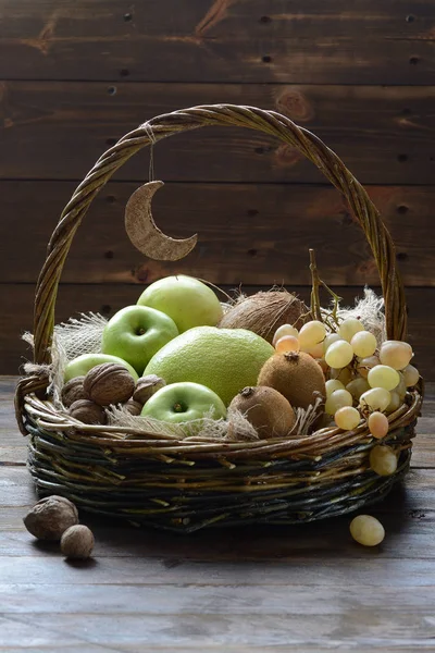 Panier de fruits avec son chou et ses raisins — Photo