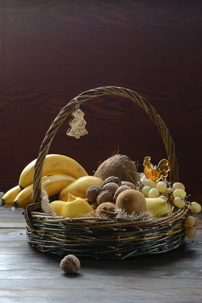 Panier de fruits avec bananes et bonbons — Photo