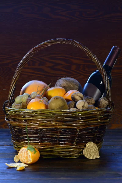 Panier de fruits aux oranges et au vin — Photo