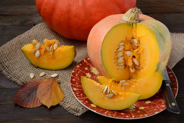 Calabaza con hojas sobre lienzo — Foto de Stock