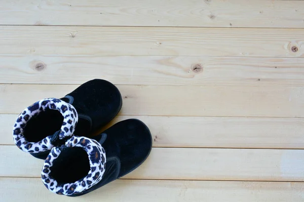 Обувь для малыша или ребенка на деревянном столе — стоковое фото