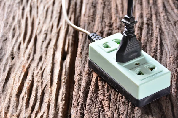 Zwarte pin plug en de groene stekker aansluiting voor elektriciteitsgebruik in hous — Stockfoto