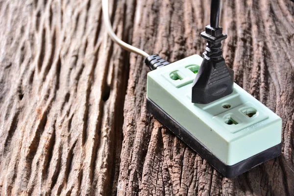 Plugue de pino preto e tomada de plugue verde para uso de eletricidade em hous — Fotografia de Stock