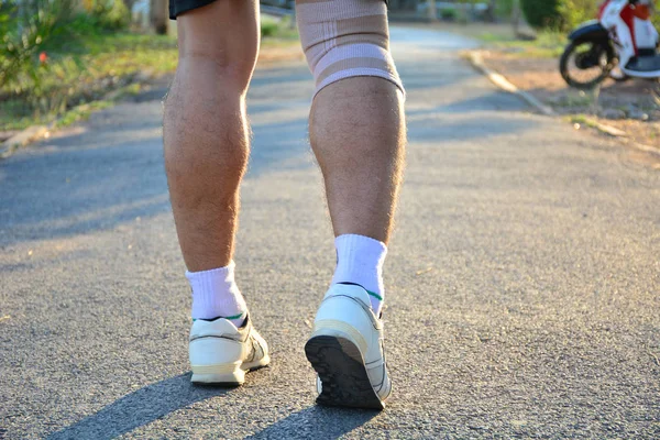 Pessoas andando de manhã para aquecer o corpo para correr e e — Fotografia de Stock