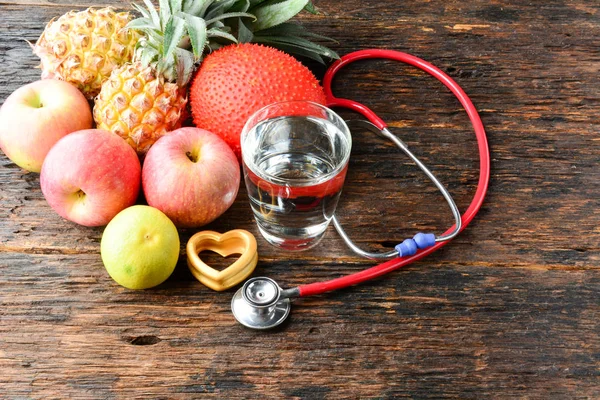 Obst, Herz, Stethoskop und Wasserglas für Gesundheit und Körper — Stockfoto