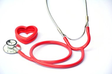 Finans yığın sikke ve kumbara doğa arka plan üzerinde