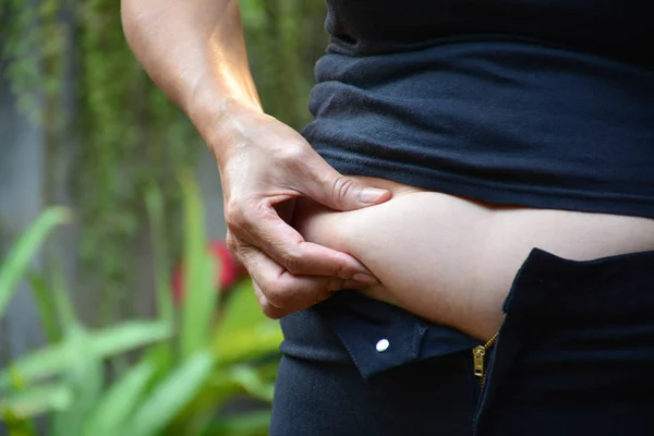 Vientre de la mujer, estar en mal estado de salud, debe hacer ejercicio — Foto de Stock