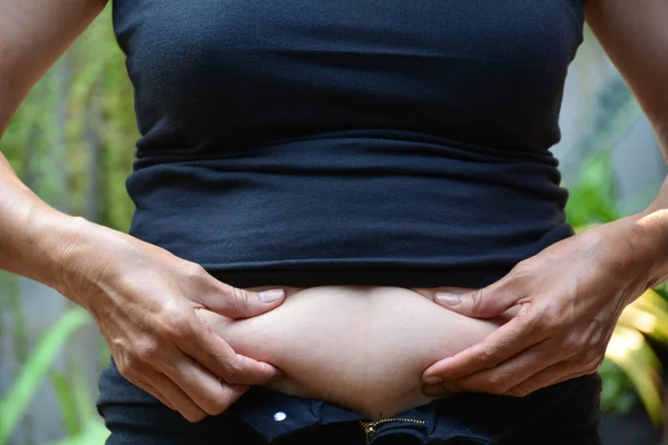 Vientre de la mujer, estar en mal estado de salud, debe hacer ejercicio — Foto de Stock