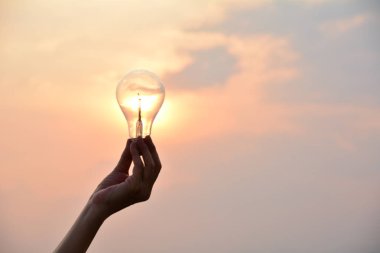 ampulleri fikir kavramı ve siluet stil altında tutan el