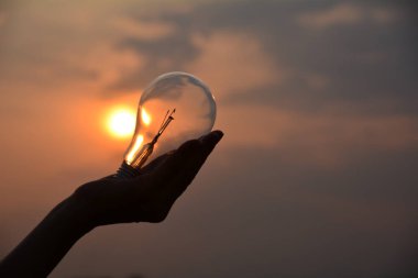 ampulleri fikir kavramı ve siluet stil altında tutan el