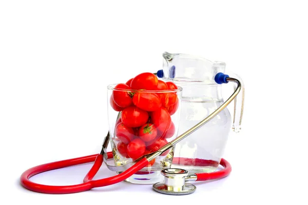Stethoskop, Wasser im Glas und Tomaten im Glas für gesunde — Stockfoto