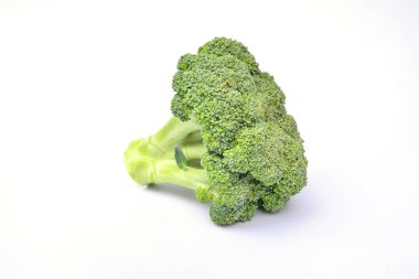 Sağlıklı izole üzerinde beyaz arka plan için taze brokoli