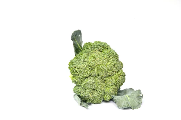 Verse broccoli voor gezonde geïsoleerd op witte achtergrond — Stockfoto