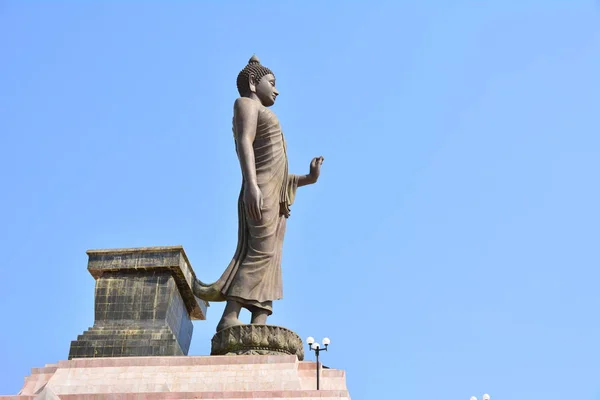 Grande de pé estátua de Buda paisagem sob o céu — Fotografia de Stock