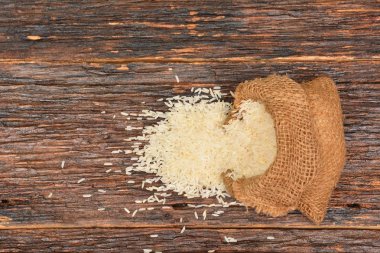 Beyaz pirinç çuvala ahşap arka plan üzerinde