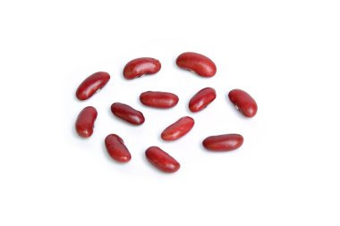 Beyaz arkaplanda izole edilmiş kırmızı fasulyelerin üst görünümü