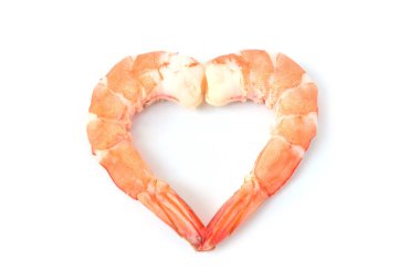 Turuncu karides beyaz bir arka plan üzerinde izole kalp şekli