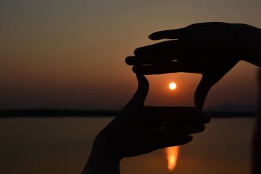 doğa arka plan üzerinde güneş ile çerçeve anlamına gelir el simgesi