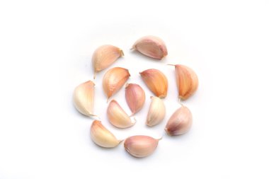 Beyaz arka plan üzerinde izole taze beyaz sarımsak