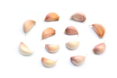 Beyaz arka plan üzerinde izole taze beyaz sarımsak