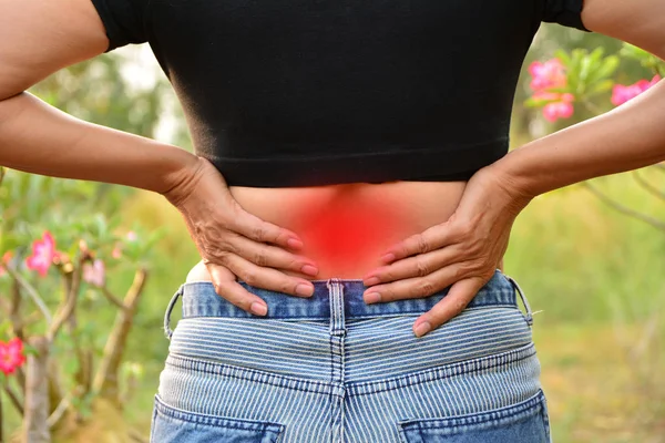 Mulher que sofre de dor nas costas, lesão na coluna vertebral e problema muscular — Fotografia de Stock