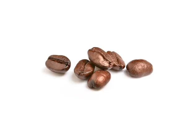Brente kaffebønner isolert på hvit bakgrunn – stockfoto