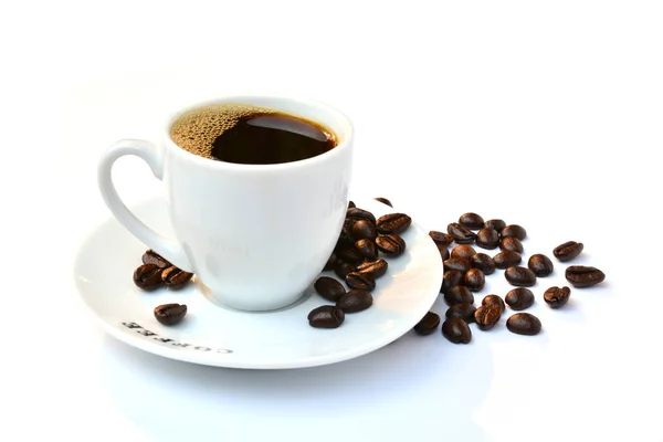 Granos de café y taza de café aislados sobre fondo blanco — Foto de Stock