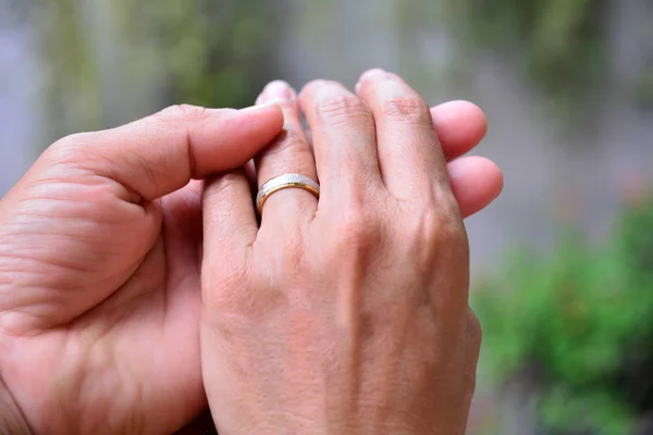 Обручальные кольца и руки жениха и невесты . — стоковое фото
