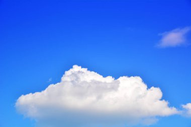 Mavi gökyüzünde beyaz kabarık bulutlar