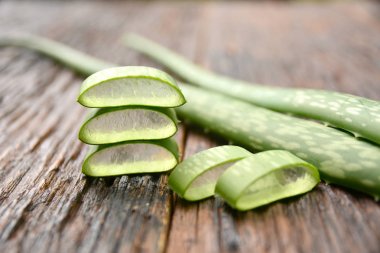 Aloe aloe ile ahşap masanın üzerine dilimlenmiş.