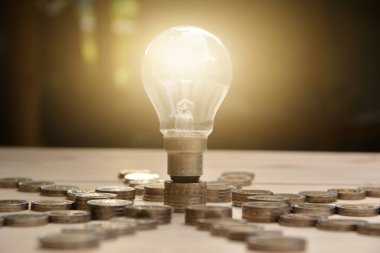 Ampul tasarruf ve sikke yığını tarafından çevreleyen enerji