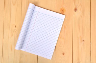 Defter ahşap arka plan üzerinde beyaz kağıt göstermek için açık.