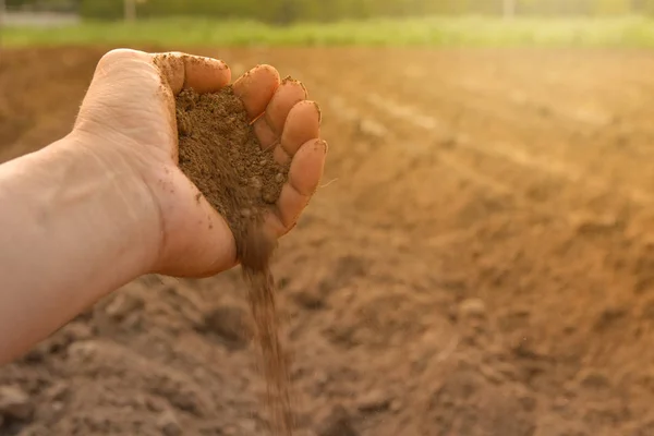 Bodem in hand gecultiveerd vuil. aarde of grond met de natuur — Stockfoto