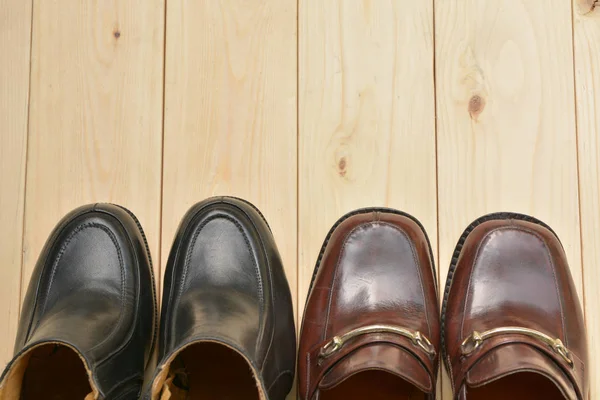 나무 배경 남성과 여성 가죽 신발 — 스톡 사진