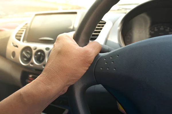 Conductor del coche mantiene el volante con una mano . — Foto de Stock