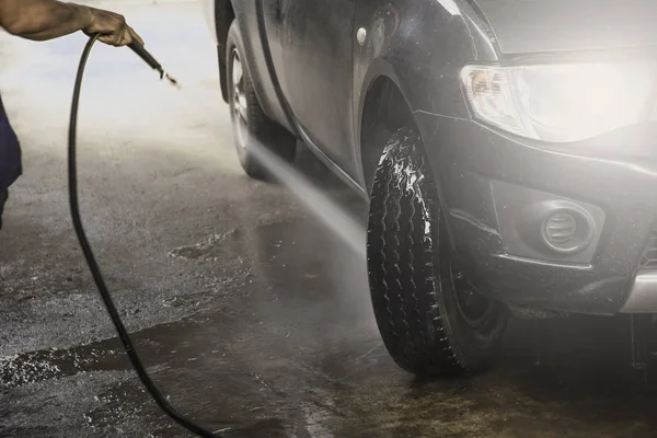 高圧水で黒の車を洗います。洗車のクローズ アップ. — ストック写真