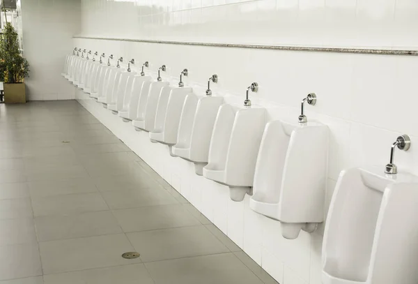 Offentliga tom toaletten för att tvätta händerna sjunker och speglar. — Stockfoto