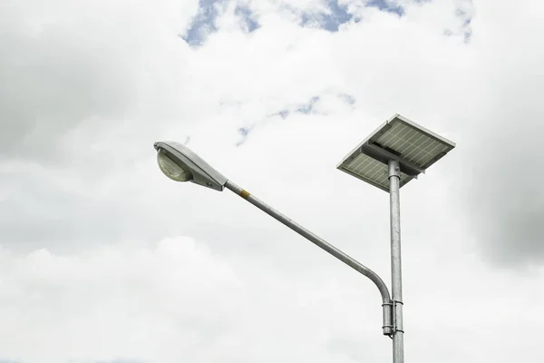 Лампа пост вулиці під фоном блакитного неба — стокове фото